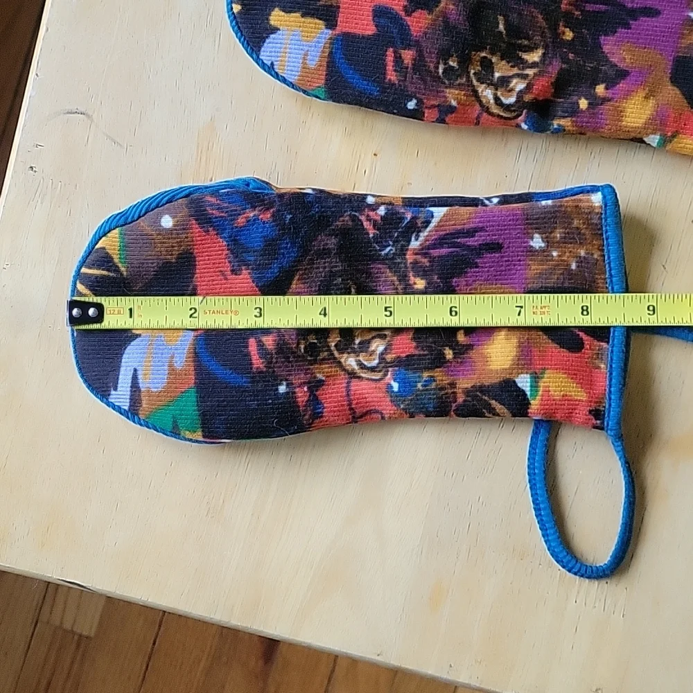 ANIMATED CLOSET MITTENS